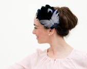 Cumbrae - Tocado de plumas azul y gris con detalle de mariposa, tocado azul para invitada de boda, tocado gris, tocado de plumas azul marino