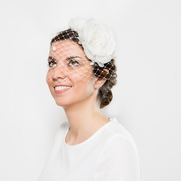 Isla - Voile cage à oiseaux de mariée, fascinateur blanc avec voile, casque floral de mariée, chapeau de cocktail blanc, voile fascinateur ivoire, casque de mariée