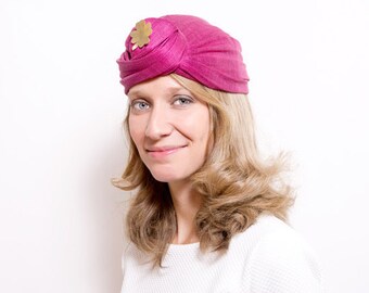 Spey - Fuchsia Turban made with silk sinamay and detail of golden brass clover brooch