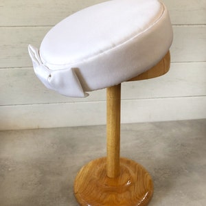 White pillbox hat, bridal hat for classic wedding, ivory pillbox hat for Audrey Hepburn style, white pillbox hat for classic bride image 3