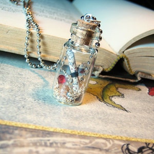 Carte au trésor des pirates dans une bouteille en verre de 2 ml Collier avec breloque - Fiole de bouchons de carte des pirates - Carte en bouteille de la chasse au trésor des pirates