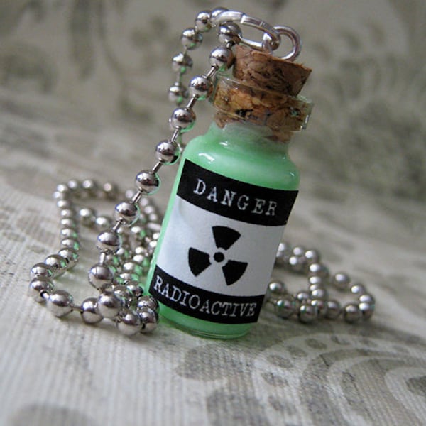 Glow radioactif dans le charme de collier de bouteille en verre foncé - Pendentif de flacon en liège de 1 ml - Charme de poison toxique Glowing Danger