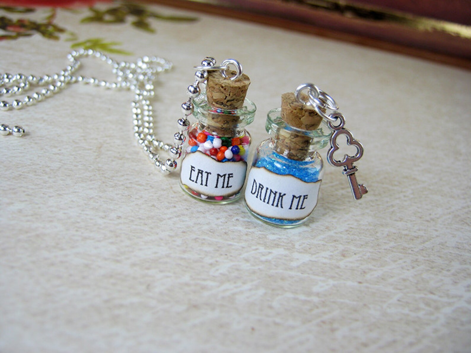 Drink me бирка. бутылочка из алисы в стране чудес. Eat me drink me алиса. алиса в стране чудес бутылочка выпей меня. Drink me перевод на русский.