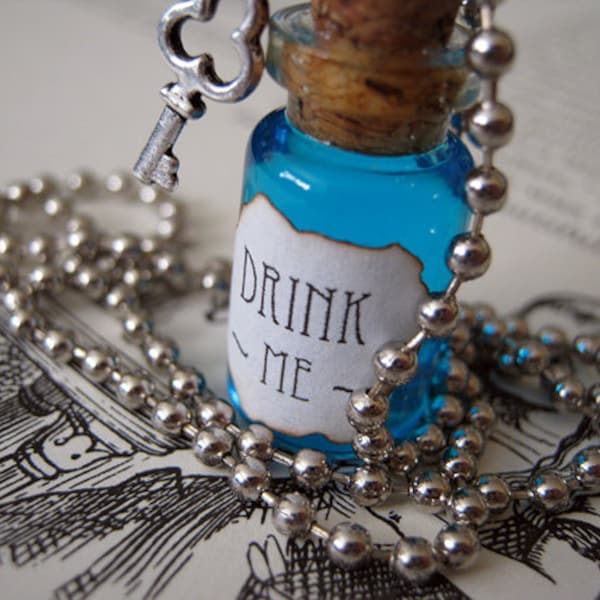 DRINK ME - Alice au pays des merveilles - Charme de collier de bouteille en verre de 1 ml - Pendentif en flacon de liège - Potion fantastique de Noël