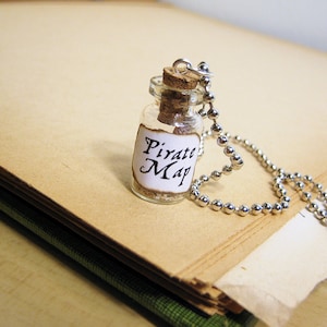 Pendentif carte au trésor des pirates dans une bouteille en verre - Fiole de bouchons de carte des pirates - carte en bouteille de la chasse au trésor des pirates