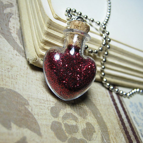 Charme de collier de bouteille en verre de coeur rouge - Pendentif de fiole de coeur rouge - Coeur sanglant rouge de conte de fées