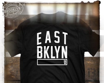 East Brooklyn n.y. camiseta por STANDARD BROOKLYN y WARDROBE