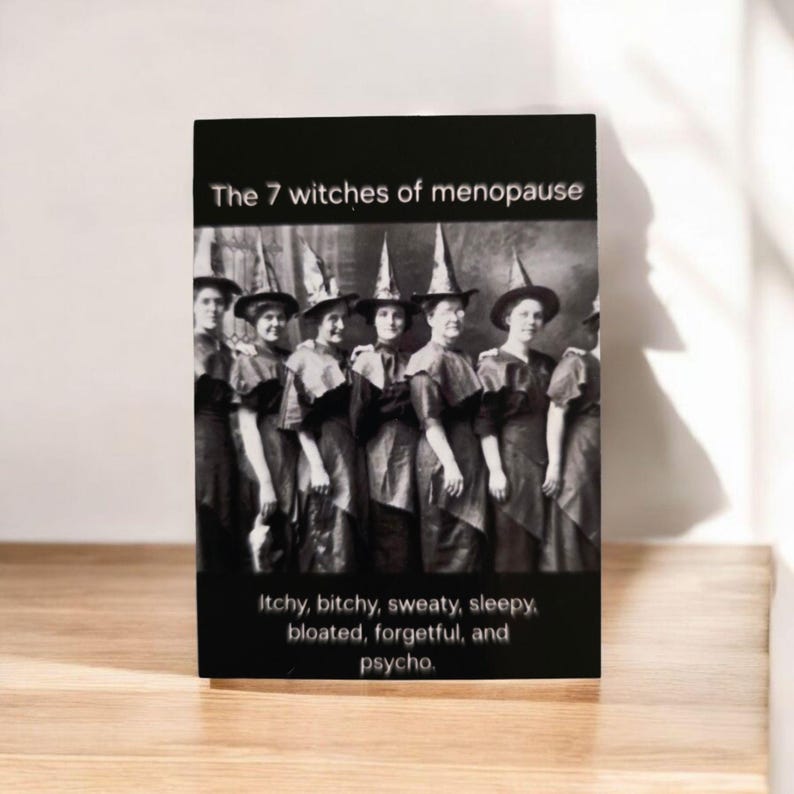 Puede incluir: Impresi&oacute;n en blanco y negro que muestra a siete mujeres con trajes de brujas. El texto en la parte superior dice "The 7 witches of menopause". Debajo, el texto enumera los s&iacute;ntomas: "Itchy, bitchy, sweaty, sleepy, bloated, forgetful, and psycho."