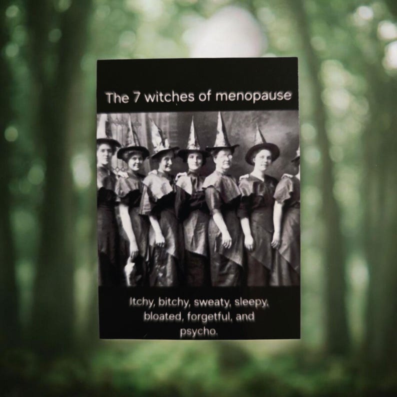 Puede incluir: Imagen en blanco y negro de siete mujeres vestidas de brujas. El texto dice "Las 7 brujas de la menopausia". Debajo, el texto enumera los s&iacute;ntomas: "Con picaz&oacute;n, malhumorada, sudorosa, somnolienta, hinchada, olvidadiza y psic&oacute;pata."