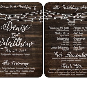 Peut inclure: Une invitation de mariage rustique avec un fond en bois et des guirlandes lumineuses blanches. L'invitation indique "Bienvenue au mariage de Denise et Matthew" et comprend la date et le lieu du mariage. Le dos de l'invitation liste la fête de mariage et comprend une section "Nous nous souvenons".