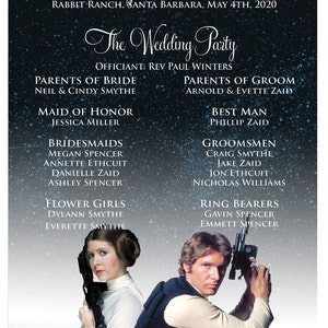 Op de afbeelding: Een huwelijksuitnodiging met een Star Wars-thema. De uitnodiging heeft een zwarte achtergrond met witte tekst en een foto van Prinses Leia en Han Solo die blasters vasthouden. De tekst bevat de namen van het paar, Emma Smythe en Brian Zaid, de datum van de bruiloft, 4 mei 2020, en de locatie, Rabbit Ranch, Santa Barbara. De uitnodiging bevat ook de namen van de leden van de bruiloftspartij.