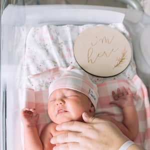 I&#39;m Here Birth Announcement, New Baby Arrival Sign, Hello World Sign, Hospital Welcome Sign, Newborn Photo Props, Baby Shower Gift