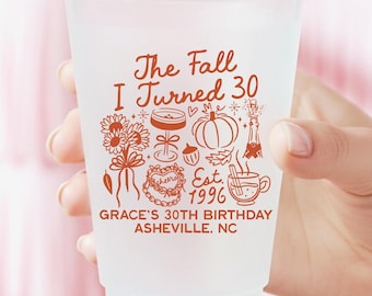 Könnte beinhalten: Ein mattierter Kunststoffbecher mit orangefarbenen Grafiken, darunter Sonnenblumen, ein Kürbis, ein Cocktailglas und eine Tasse. Der Text lautet: The Fall I Turned 30, Est. 1996, GRACE'S 30TH BIRTHDAY, ASHEVILLE, NC. Das Design enthält herbstliche Symbole.
