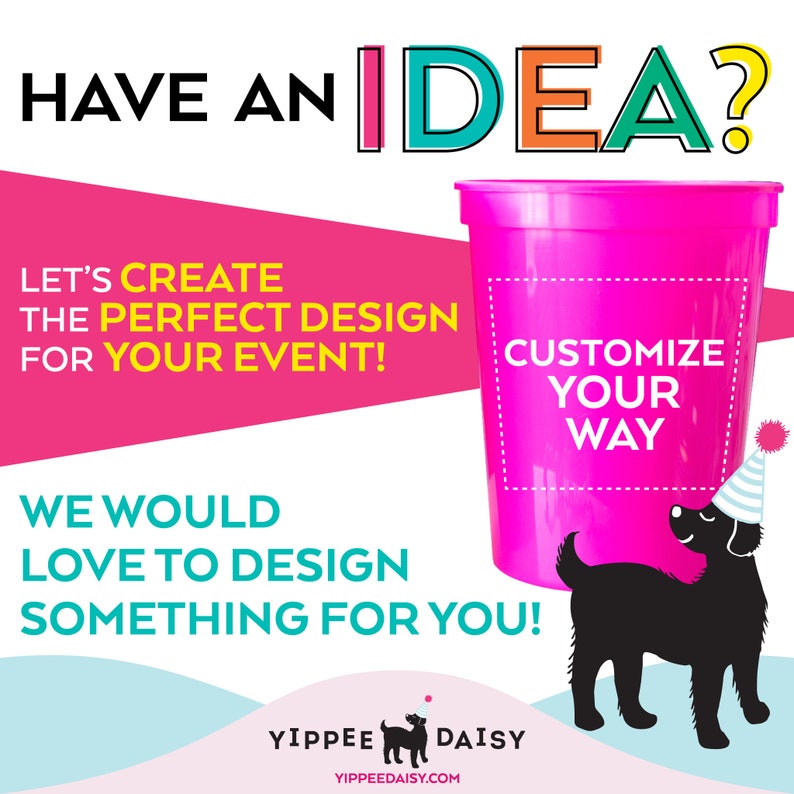 Puede incluir: Un vaso de pl&aacute;stico rosa con una ilustraci&oacute;n de un perro negro y el texto "Personaliza a tu manera". El texto "&iquest;Tienes una idea?" est&aacute; en la esquina superior izquierda de la imagen. El texto "&iexcl;Creemos el dise&ntilde;o perfecto para tu evento!" est&aacute; en la esquina inferior izquierda de la imagen. El texto "&iexcl;Nos encantar&iacute;a dise&ntilde;ar algo para ti!" est&aacute; en el centro inferior de la imagen. El texto "Yippee Daisy" est&aacute; en la esquina inferior derecha de la imagen.
