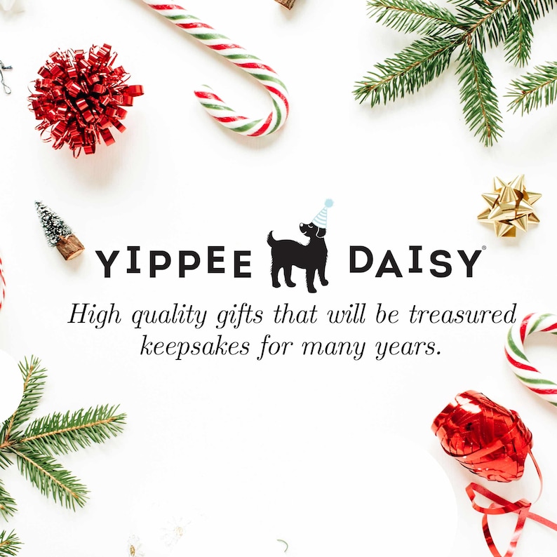 K&ouml;nnte beinhalten: Ein wei&szlig;er Hintergrund mit einer schwarzen Silhouette eines Hundes, der einen Partyhut tr&auml;gt. Der Text "YIPPEE DAISY" befindet sich &uuml;ber dem Hund. Der Text "High quality gifts that will be treasured keepsakes for many years." befindet sich unter dem Hund. Das Bild ist mit rot-wei&szlig;en Zuckerstangen, roten Schleifen und gr&uuml;nen Kiefern&auml;sten verziert.