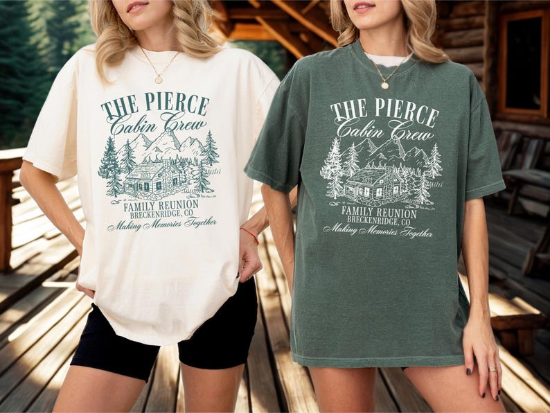 Pu&ograve; includere: Due magliette oversize, una color crema e una verde, ciascuna con una stampa grafica. La stampa presenta il testo "THE PIERCE Cabin Crew" sopra un'illustrazione di una baita, con "FAMILY REUNION BRECKENRIDGE, CO" e "Making Memories Together" sotto.