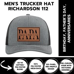 K&ouml;nnte beinhalten: Graue Trucker-M&uuml;tze mit schwarzem Mesh-R&uuml;cken. Auf der M&uuml;tze steht "DADA" und die Namen "Benjamin & Andrew & Leah" auf einem braunen Aufn&auml;her. Hergestellt aus einer 60/40 Baumwoll-/Polyester-Mischung.