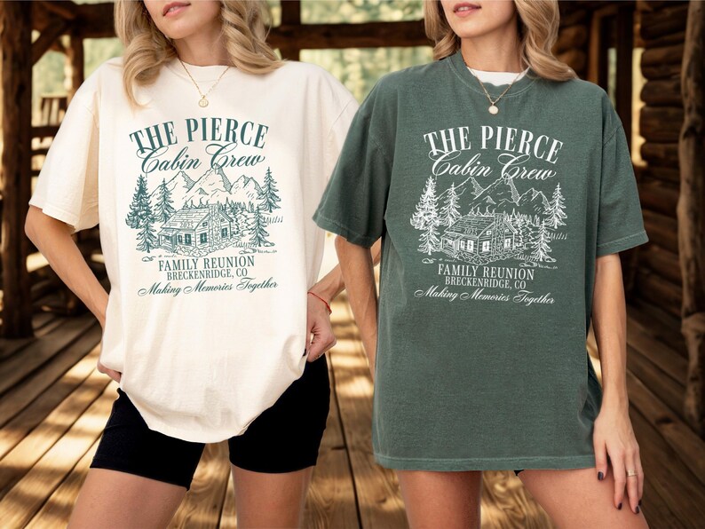Pu&ograve; includere: Due magliette a maniche corte, una color crema e una verde, con la scritta "THE PIERCE Cabin Crew" sopra una grafica di una baita e montagne. Il testo "FAMILY REUNION BRECKENRIDGE, CO Making Memories Together" &egrave; sotto.