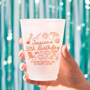 Może przedstawiać: Mrożony plastikowy kubek z pomarańczowymi ilustracjami o tematyce plażowej i tekstem "Jessica's 30th Birthday, Charleston, SC, August 2026". Kubek jest trzymany w dłoni.