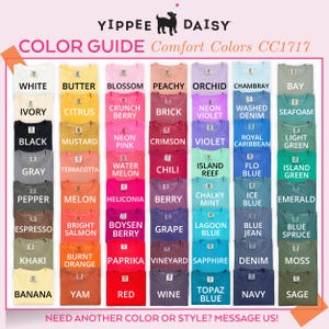 Pu&ograve; includere: Guida ai colori per le t-shirt Comfort Colors CC1717. La guida mostra una variet&agrave; di colori, tra cui bianco, nero, grigio, rosso e blu. Ogni colore &egrave; visualizzato su una t-shirt piegata con il nome del colore sopra. Il marchio &egrave; Yippee Daisy.