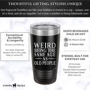 K&ouml;nnte beinhalten: Ein schwarzer Edelstahlbecher mit einer wei&szlig;en Aufschrift, die "Weird Being The Same Age As Old People" lautet. Der Becher hat ein Fassungsverm&ouml;gen von 20 Unzen und ist mit einer doppelwandigen Isolierung ausgestattet. Er ist schwei&szlig;fest und h&auml;lt Getr&auml;nke 24 Stunden lang kalt und 6 Stunden lang warm.