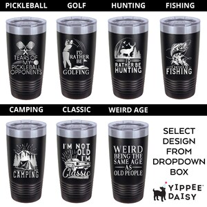 K&ouml;nnte beinhalten: Ein Set aus 10 schwarzen und silbernen Edelstahlbechern mit verschiedenen Designs und Texten. Die Designs beinhalten einen Golfschl&auml;ger, ein Reh, eine Angelrute, ein Zelt, ein Auto und einen Berg. Der Text beinhaltet "Tears of my pickleball opponents", "I'd rather be golfing", "I'd rather be hunting", "I'd rather be fishing", "It's all about camping", "I'm not old I'm classic", and "Weird being the same age as old people".