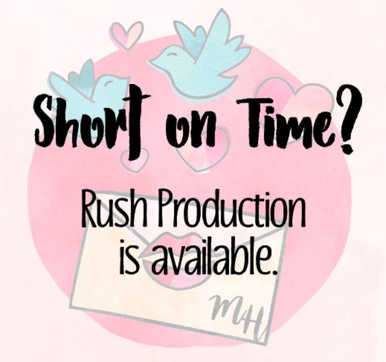 Może przedstawiać: R&oacute;żowe i białe tło akwarelowe z białą kopertą i tekstem "Short on Time? Rush Production is available." Dwa niebieskie ptaki z r&oacute;żowymi sercami są w tle.