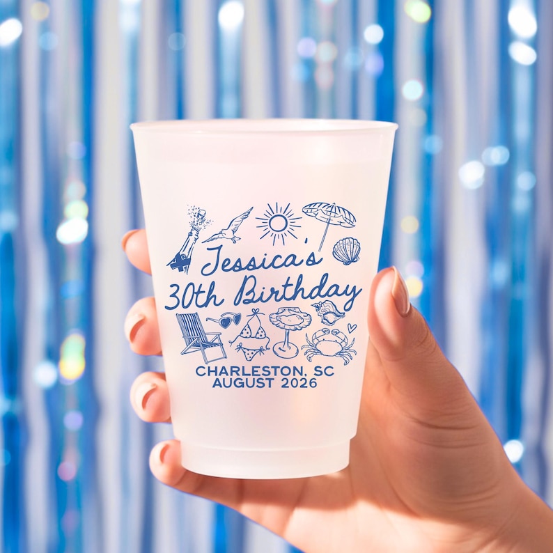 Może przedstawiać: Mrożony plastikowy kubek z niebieskimi ilustracjami i tekstem. Tekst brzmi "Jessica's 30th Birthday" z ikonami o tematyce plażowej. Dodatkowy tekst na dole brzmi "Charleston, SC August 2026".