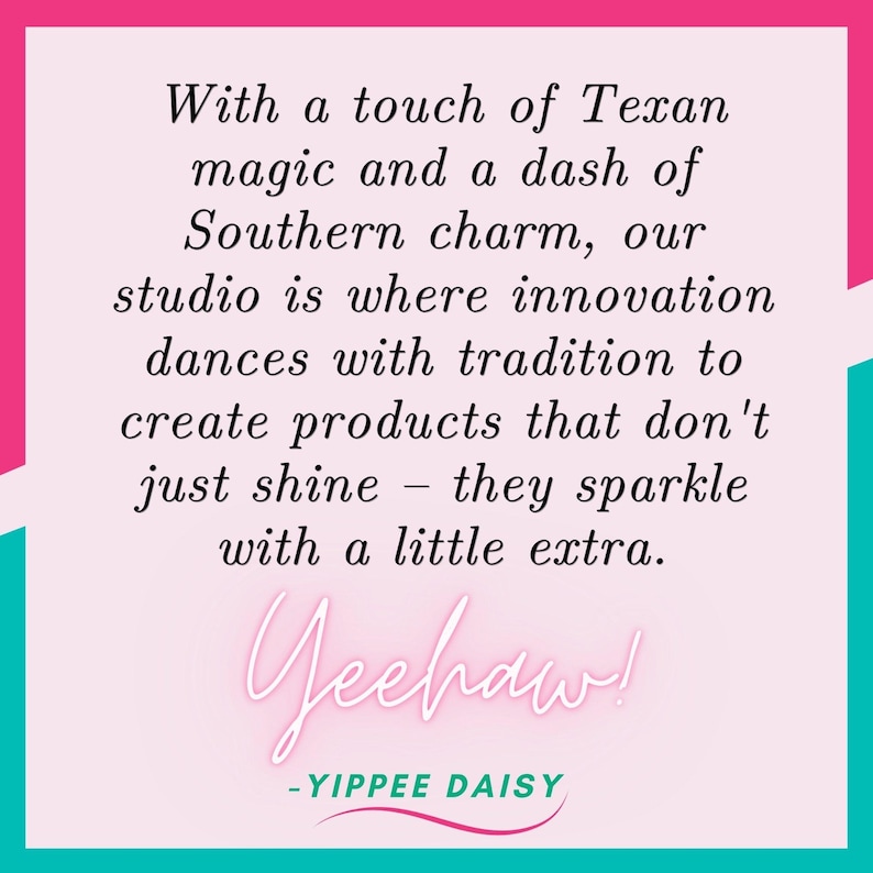 Puede incluir: Fondo rosa y turquesa con una cita sobre innovaci&oacute;n y tradici&oacute;n. La cita dice: "Con un toque de magia tejana y un toque de encanto sure&ntilde;o, nuestro estudio es donde la innovaci&oacute;n baila con la tradici&oacute;n para crear productos que no solo brillan, sino que brillan con un toque extra. &iexcl;Yeehaw! -YIPPEE DAISY"