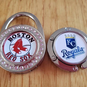 Gancho para bolso Red Sox Royals Premium para colgar en el exterior del bolso como un amuleto, soporte plegable para bolso de mano Boston Kansas City, colgador de medias de mesa, regalo brillante