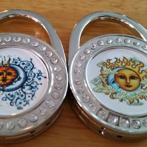 Gancho plegable para bolso de mano con diseño de sol y luna, 4 estilos, estándar o premium, para calcetines navideños, regalos personalizados, para mesa, bar y escritorio.