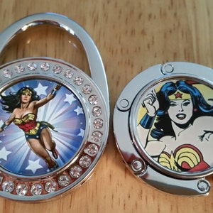 S'accroche à l'extérieur du sac Wonder Woman crochet de sac à main cintre pour sac à main pliant porte-bas personnalisé cadeaux personnalisés table bar bureau charme dames