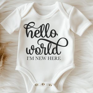 Hallo Welt, ich bin neu hier SVG Schnitt Datei - Neugeborene Baby Shirt Design, Cricut Silhouette Vorlage, nach Hause kommen Outfit, Baby Geschenkidee