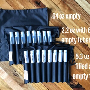 Puede incluir: Rollo de tela negro con ocho tubos transparentes, etiquetados con diferentes especias. El rollo est&aacute; etiquetado con el texto "Sal sazonada, Sal de ajo, Pimienta de lim&oacute;n, Pimienta molida y menta, Barbacoa, Sal de cebolla". El texto "0,04 oz vac&iacute;o, 2,2 oz con 8 tubos vac&iacute;os, 5,3 oz para 6 llenos y 2 tubos vac&iacute;os" est&aacute; escrito en la superficie de madera.