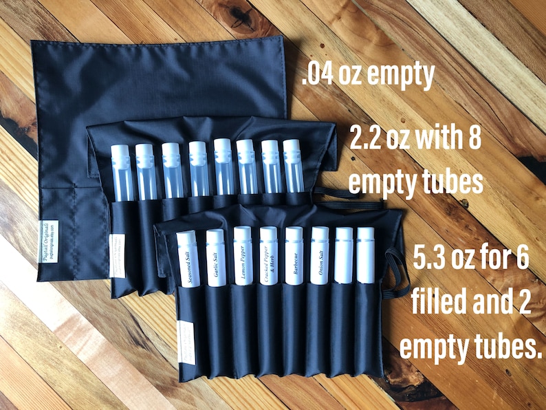 Puede incluir: Rollo de tela negro con ocho tubos transparentes, etiquetados con diferentes especias. El rollo est&aacute; etiquetado con el texto "Sal sazonada, Sal de ajo, Pimienta de lim&oacute;n, Pimienta molida y menta, Barbacoa, Sal de cebolla". El texto "0,04 oz vac&iacute;o, 2,2 oz con 8 tubos vac&iacute;os, 5,3 oz para 6 llenos y 2 tubos vac&iacute;os" est&aacute; escrito en la superficie de madera.