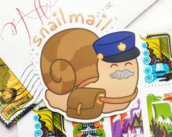 Op de afbeelding: Een grillige sticker met een cartoon slak verkleed als postbode, met een blauwe hoed en een bruine tas. De sticker heeft de tekst "snail mail" erboven. Kleurrijke postzegels omringen de sticker.