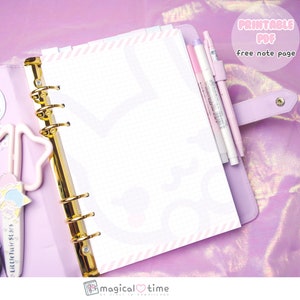 Könnte beinhalten: Eine rosa und weiße druckbare Planerseite mit einem Rastermuster und rosa Streifen. Die Seite befindet sich in einem Ordner mit goldenen Ringen. Der Text "Printable PDF free note page" befindet sich in der oberen rechten Ecke.