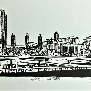 Könnte beinhalten: Schwarz-weißer Linolschnitt der Skyline von Albany, New York. Der Druck ist nummeriert 7/250 und vom Künstler C. Caudle signiert.