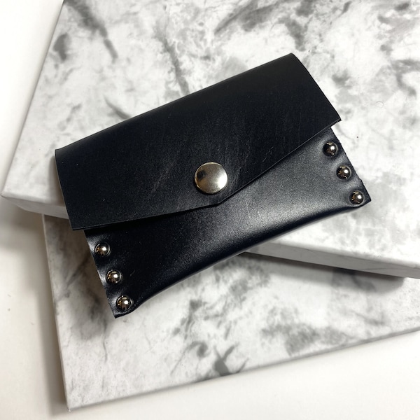 Porte-cartes en cuir veritable avec rivets métalliques KARL