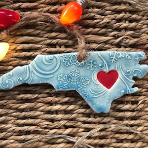 DISCOUNTED North Carolina Herz-Schneeflocke-Verzierung, Weihnachtsverzierung, Keramikverzierung