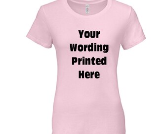 Może przedstawiać: Różowy T-shirt z napisem "Your Wording Printed Here" w kolorze czarnym.
