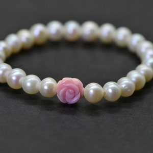 Queen Conch Shell Rose Freshwater Pearl 6 mm Beaded Stretch  Bracelet White Pearl Bracelet