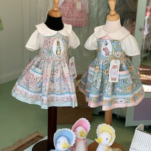 Beatrix Potter och William Morris ... Designertyg Pinaforer