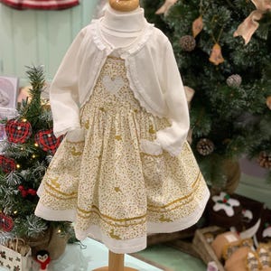 コットンレースとお揃いのカーディガンが付いたホワイトクリスマスドレス…18～36か月