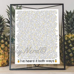 Può includere: Una stampa incorniciata con un design di ananas giallo e il testo "L'ho sentito in entrambi i modi". La stampa presenta un elenco di nomi in un font pixelato.