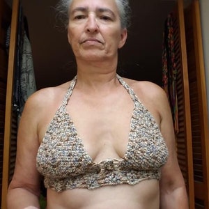 K&ouml;nnte beinhalten: Nahaufnahme einer Frau, die ein geh&auml;keltes Halstuch mit einem braunen, wei&szlig;en und blauen Farbmuster tr&auml;gt.