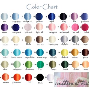 Puede incluir: Carta de colores con 36 carretes de hilo de bordar de diferentes colores. La carta est&aacute; etiquetada con letras y n&uacute;meros, y cada carrete est&aacute; etiquetado con un nombre de color. Los colores incluyen p&aacute;lido, azul beb&eacute;, wedgwood, prusiano, real, azul marino, lila, periwinkle, violeta, morado oscuro, rosa tenue, rosa claro, rosa beb&eacute;, rosa medio, rosa intenso, fucsia, crema, lino, caqui, arroz salvaje, gris perla, cielo, sterling, topo, brillo, aguas insulares, azul cristal, aqua marina, medianoche, narciso, oto&ntilde;o, pinos, oliva, verde beb&eacute;, chartreuse, Erin, ej&eacute;rcito, bosque, camar&oacute;n, mslon, salm&oacute;n, vara de oro, &oacute;xido, negro y blanco.