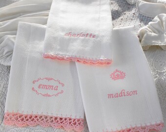 Paño eructador monogramado para niñas en color rosa, pañal orgánico, borde tejido a crochet a mano