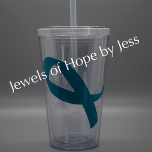 Op de afbeelding: Een doorzichtige plastic tumbler met een turquoise lintontwerp en de tekst "Jewels of Hope by Jess". De tumbler heeft een deksel en een doorzichtige plastic rietje.