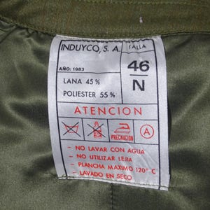K&ouml;nnte beinhalten: Ein wei&szlig;es Etikett mit schwarzem Text, der "INDUYCO, S. A. FALLA ANO: 1983 LANA 45% POLIESTER 55% 46 N ATENCION PRECAUCION NO LAVAR CON AGUA NO UTILIZAR LEJIA PLANCHA MAXIMO 120&deg; C LAVADO EN SECO" lautet, mit einem roten Kreis mit einem Buchstaben A darin und einem roten Kreis mit einem durchgestrichenen Eimer und B&uuml;geleisen darin.